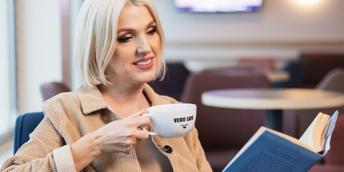 Moteris geria "Vero Cafe" kavą DFDS kelte.