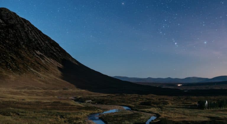 Zomernacht met sterren in Schotland