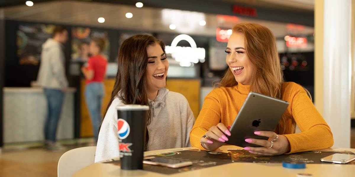Teenagers on iPad in Horizon Restaurant