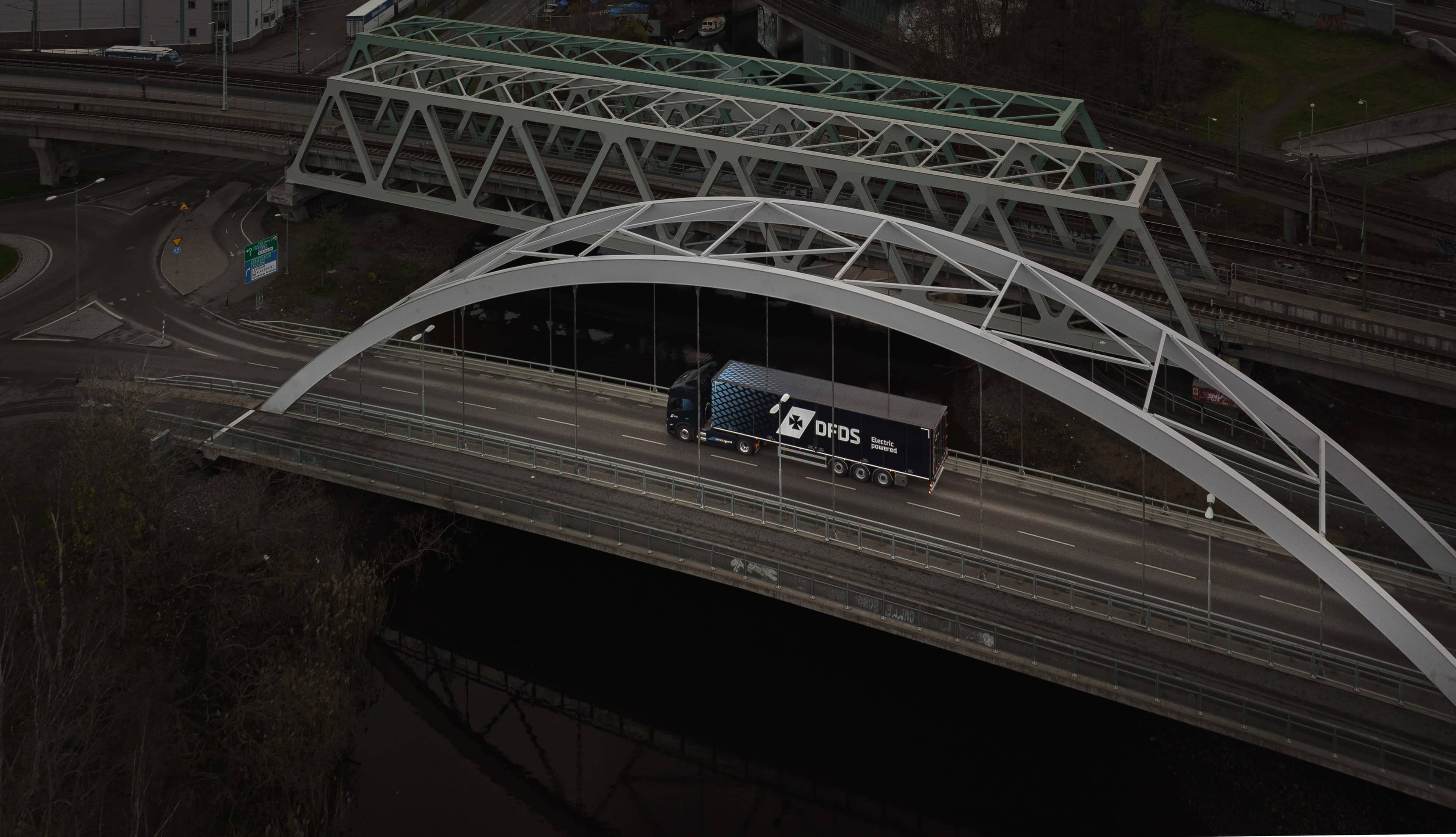 Two DFDS employees walking towards a cargo train at a DFDS freight terminal