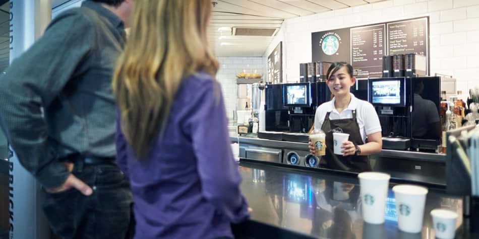 Dame serviert zwei Coffee to go