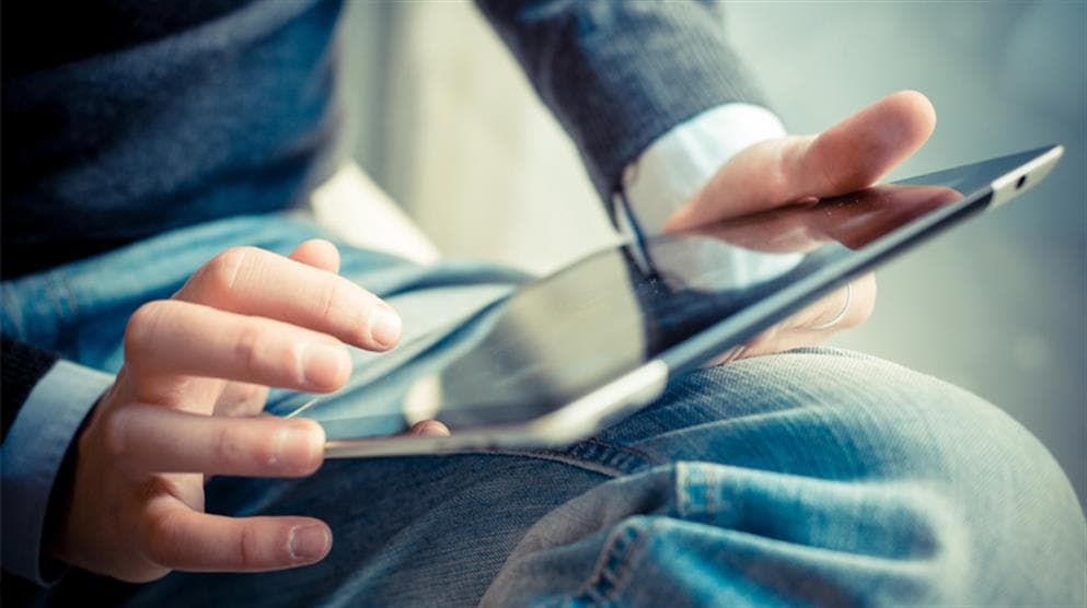 Žmogus užsisakinėja bilietus internetu