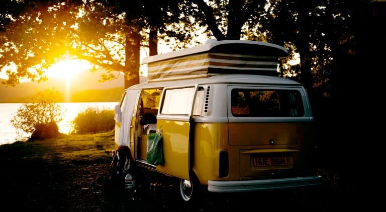 Camper in Schotland aan een meer