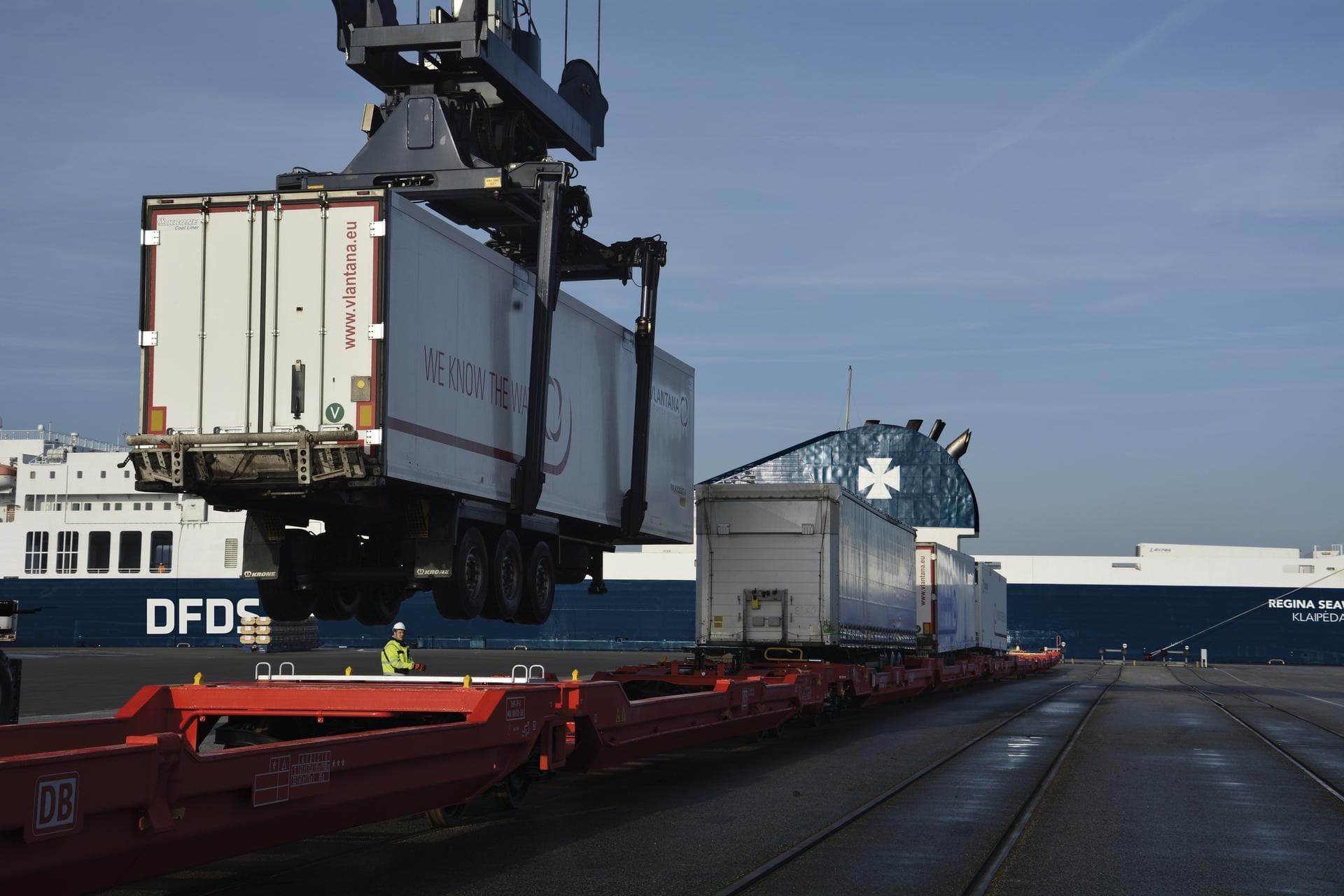 DFDS intermodal rail solution, loading a container on to a ship.