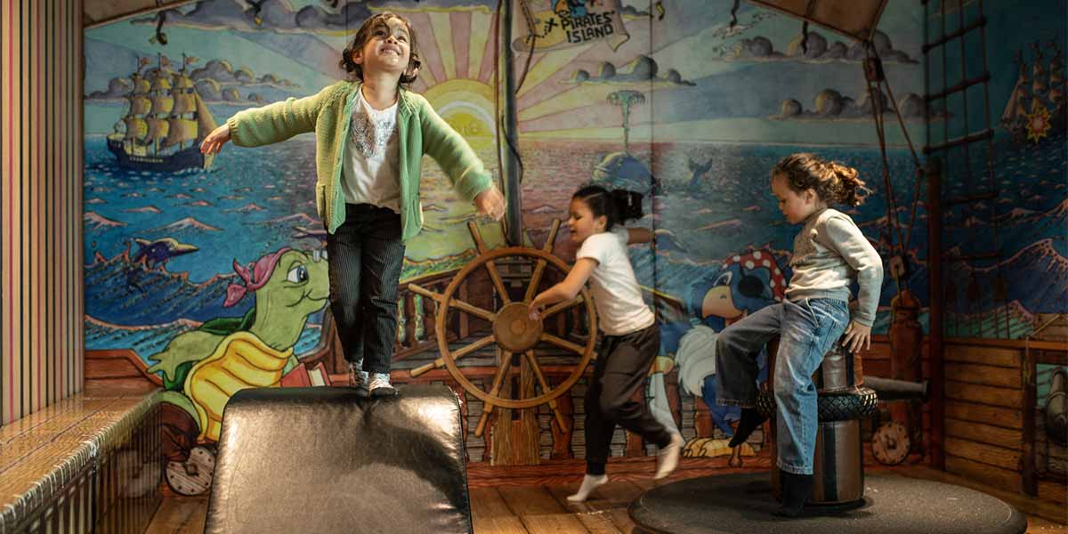 Vaikai Pirates' Island žaidimų kambaryje